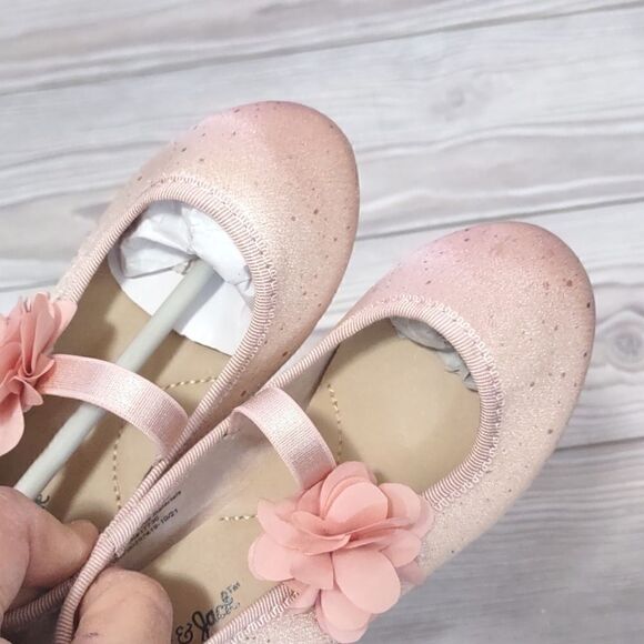 (17-2208) 🔥3/$20🔥  Cat & Jack Gianna Flats Shoes Size 6 - Picture 1 of 10